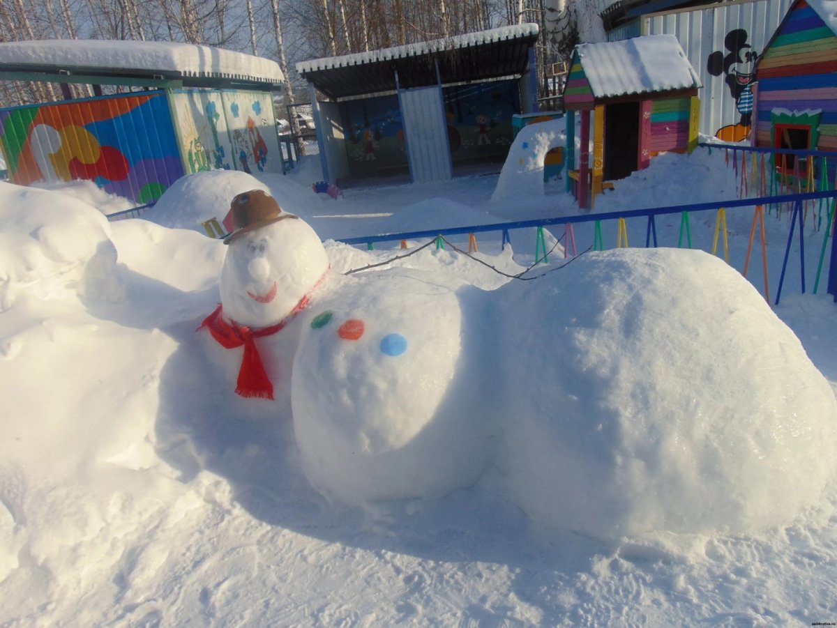 Снеговики из снега в детском саду