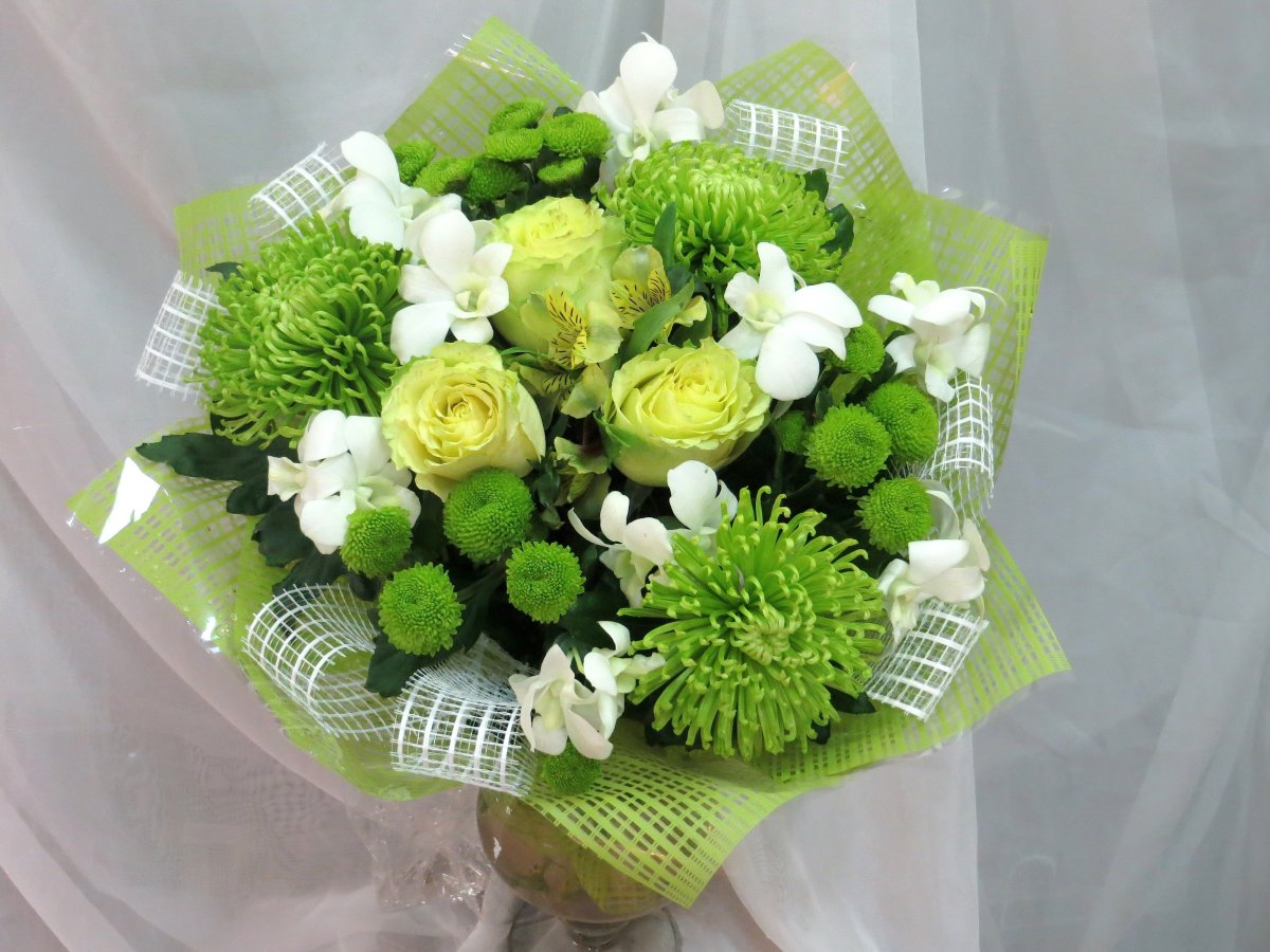 Букет из белых и зеленых хризантем