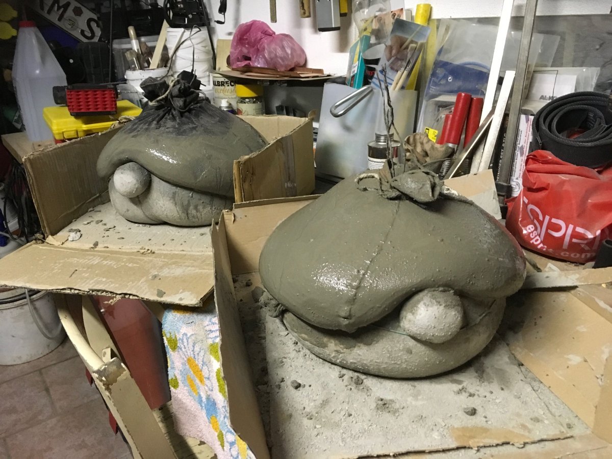 Окрашивание фигурок из цемента
