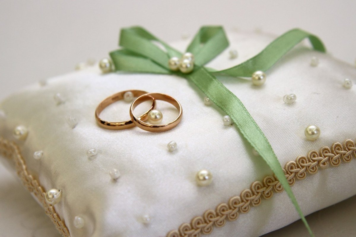 Свадебные кольца на подушке