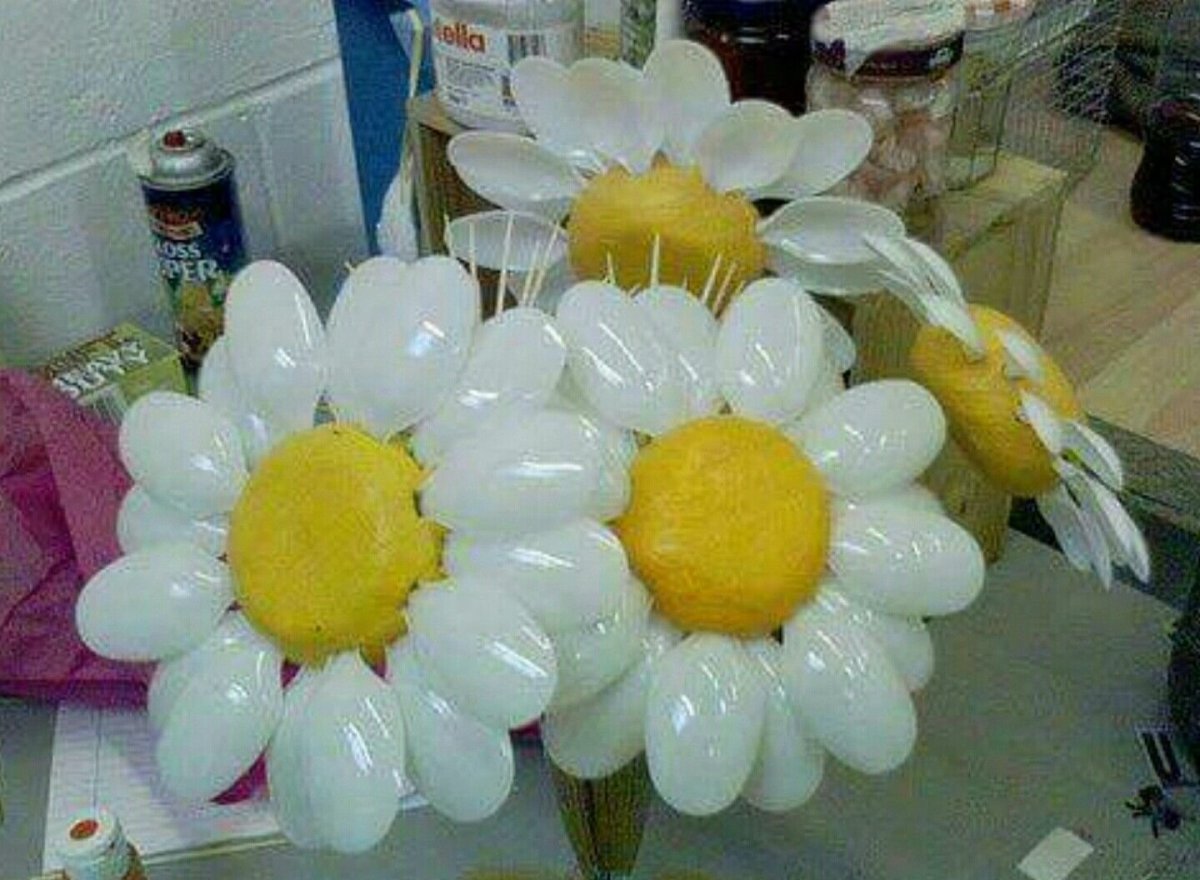 Цветы из пластмассовых ложек