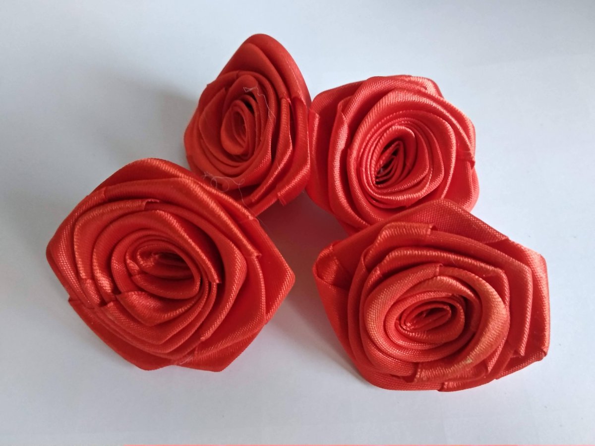 Крученые розы из ткани