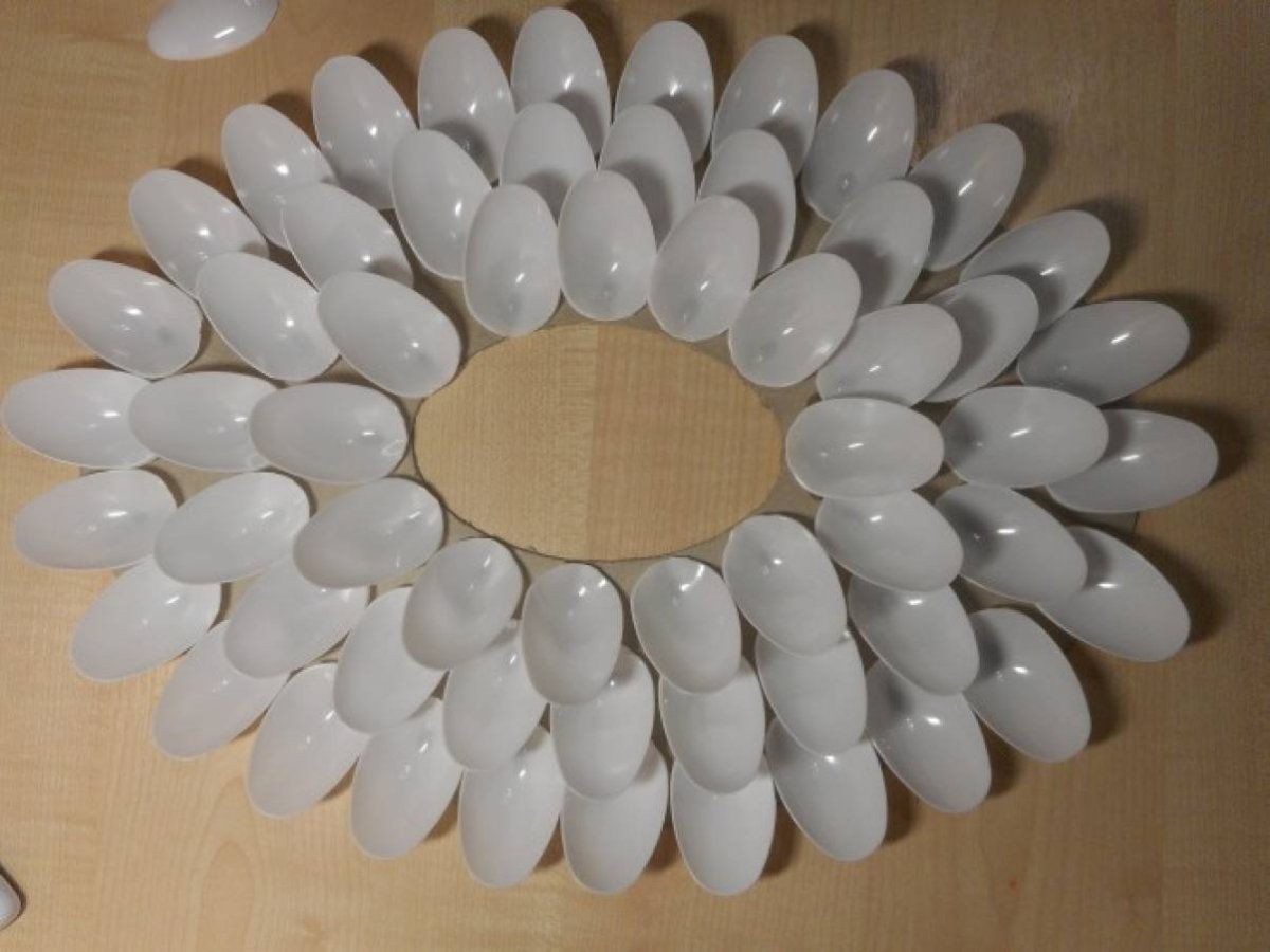Рамка из пластиковых ложек