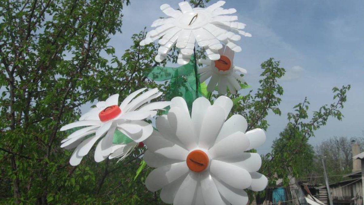 Ромашки из пластиковых бутылок