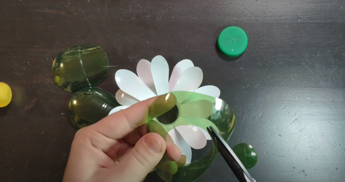 Лепестки из пластиковых бутылок
