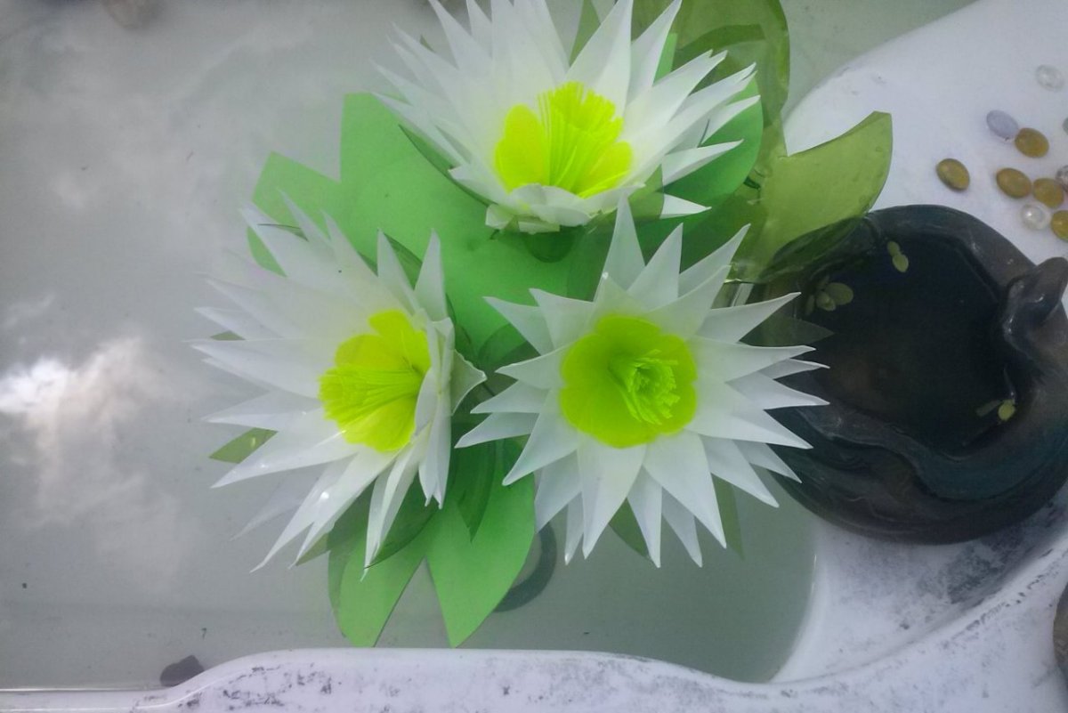 Лилия из пластиковых бутылок
