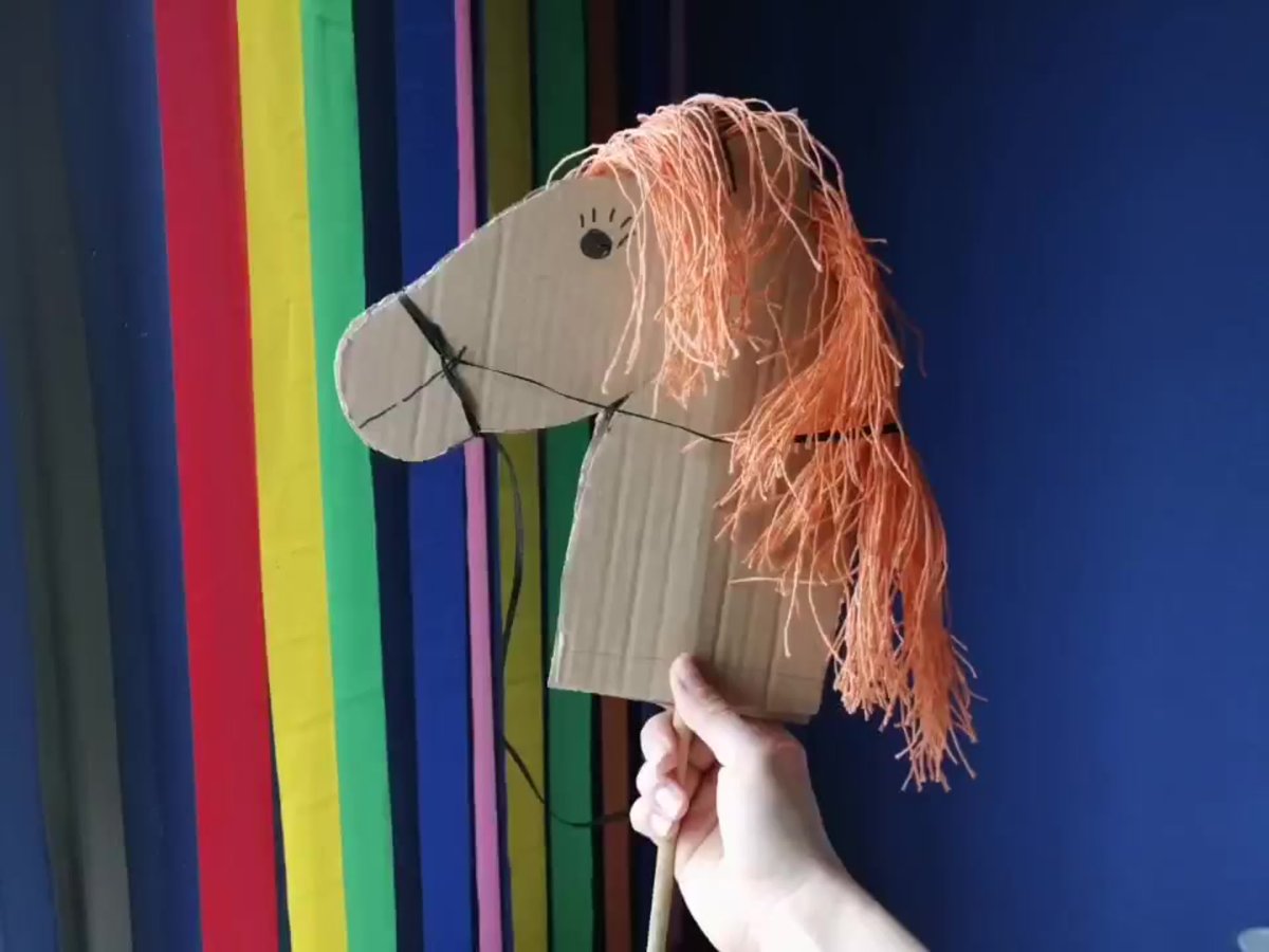 Лошадь из картона а грива из пряжи