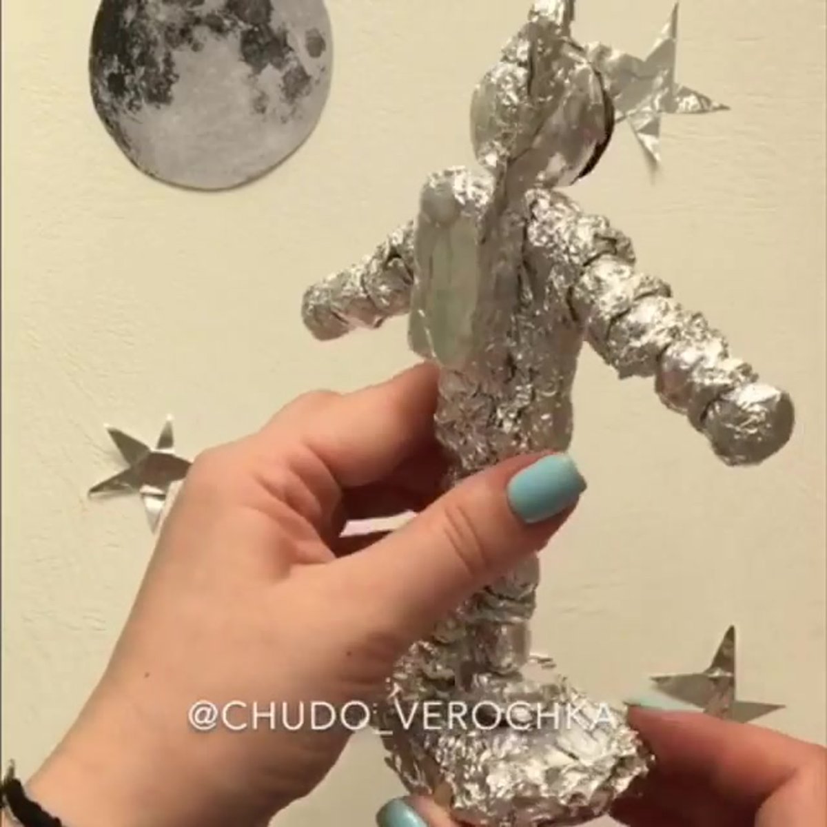 Космонавт из пластилина и фольги