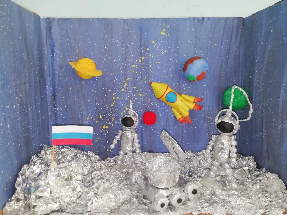 Поделка космонавт на Луне