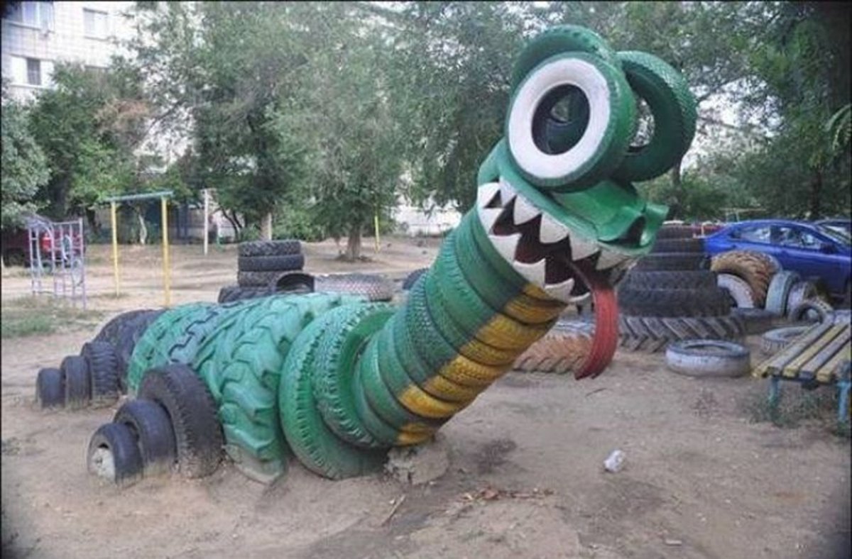 Фигуры из покрышек во дворе
