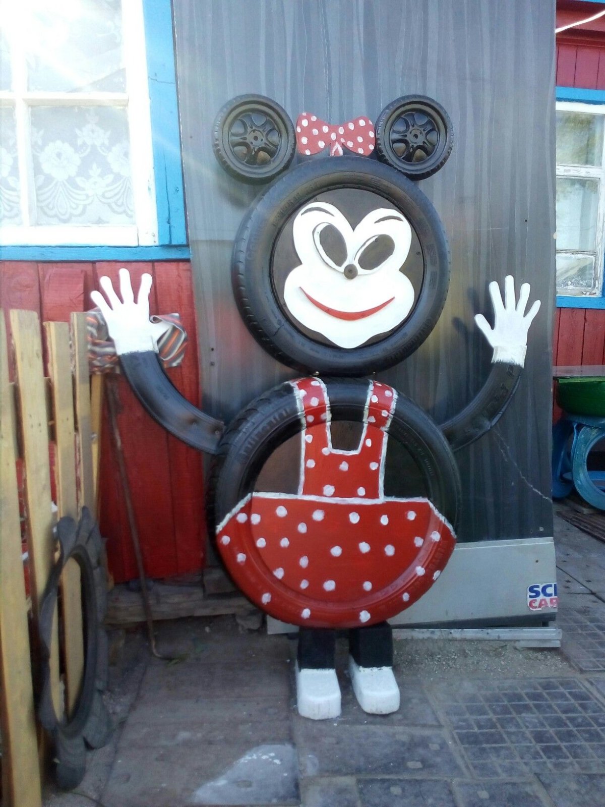 Микки Маус из шин