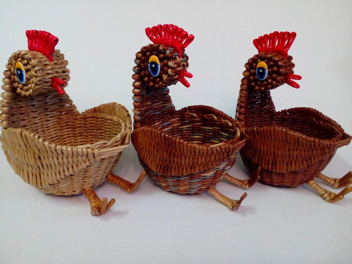 Курочка из бумажной лозы