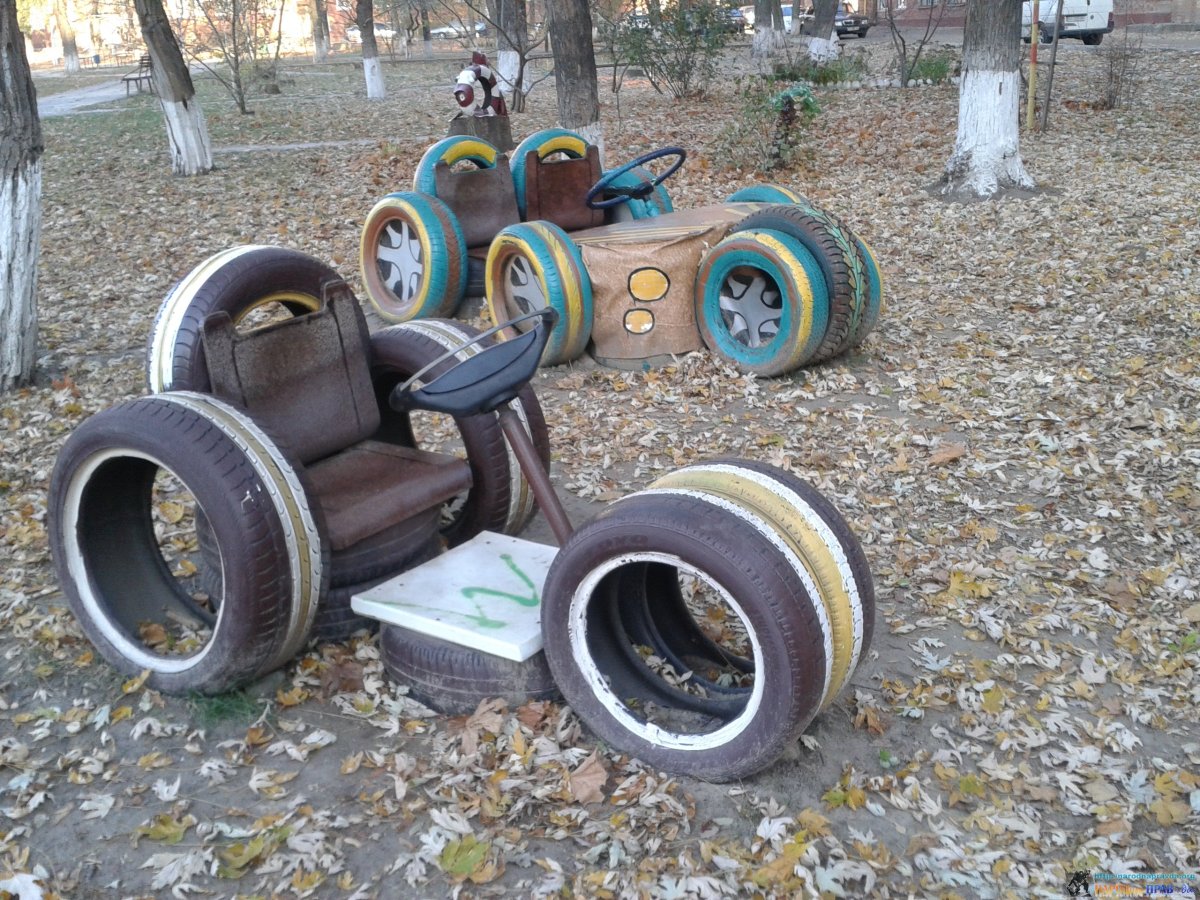 Машинка из колес для детской площадки