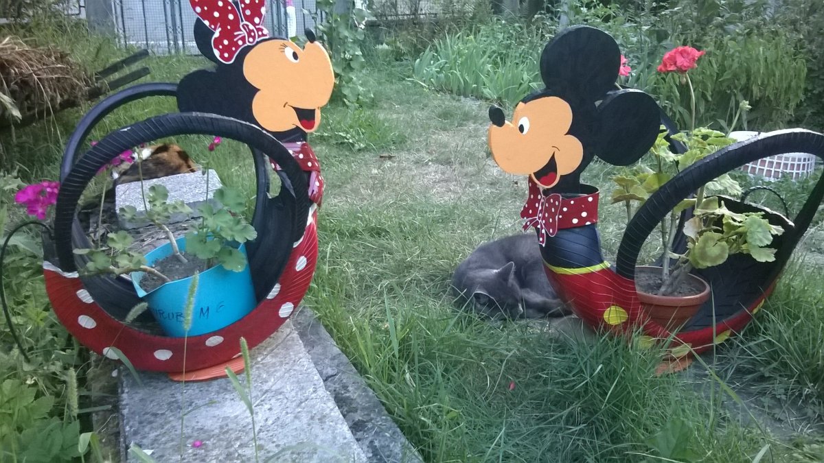Поделки из шин Микки Мауса
