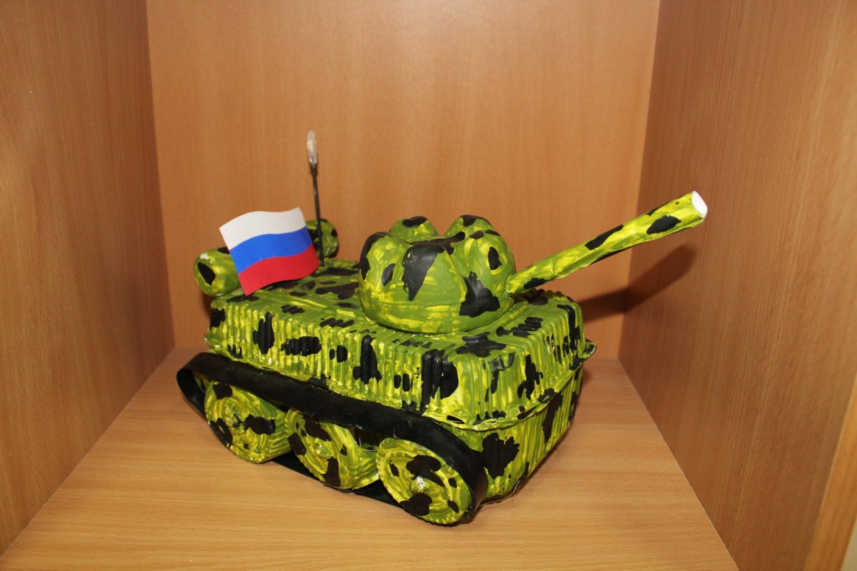 Поделка танк из бутылки