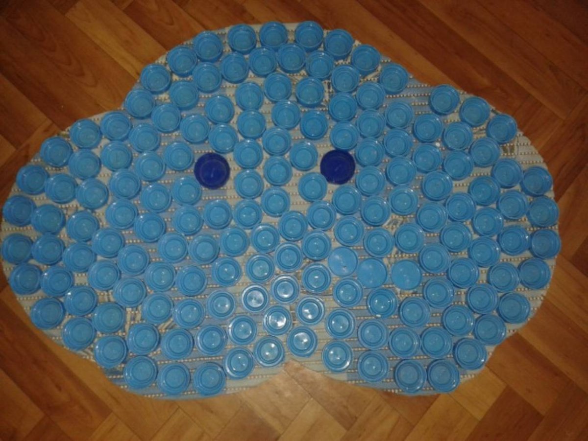 Массажный коврик из крышек