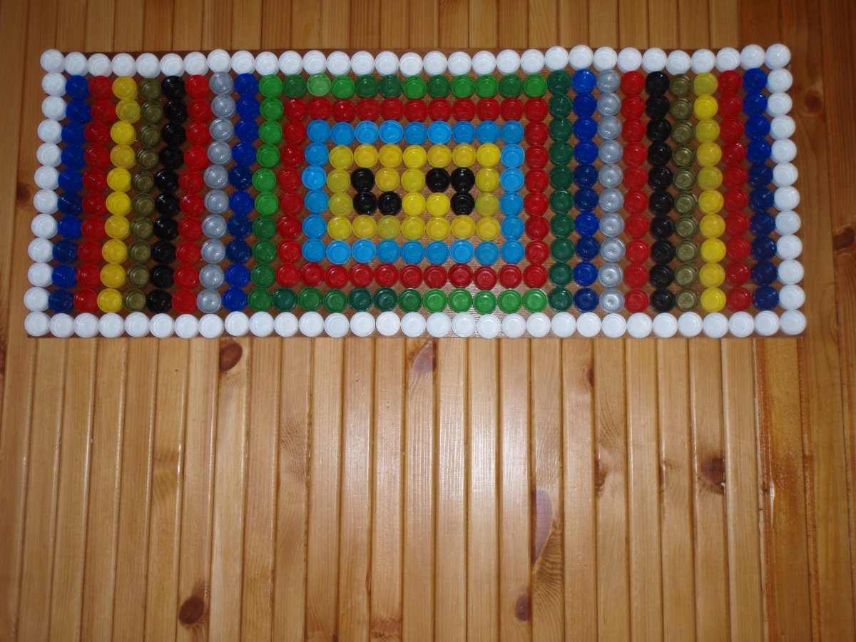 Коврик из пластмассовых крышек