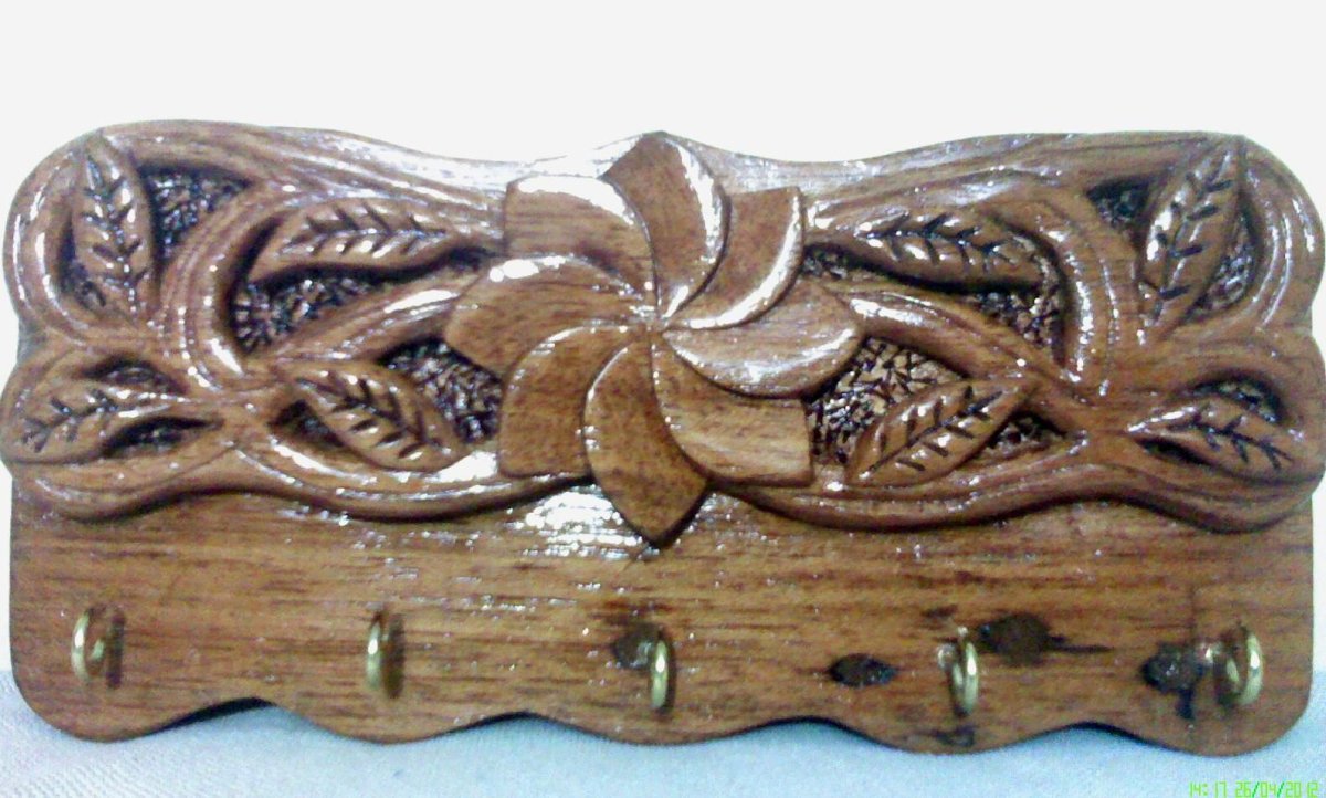 Резные вешалки из дерева
