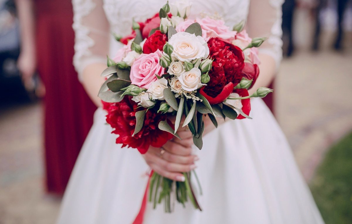 Букет невесты с красными цветами