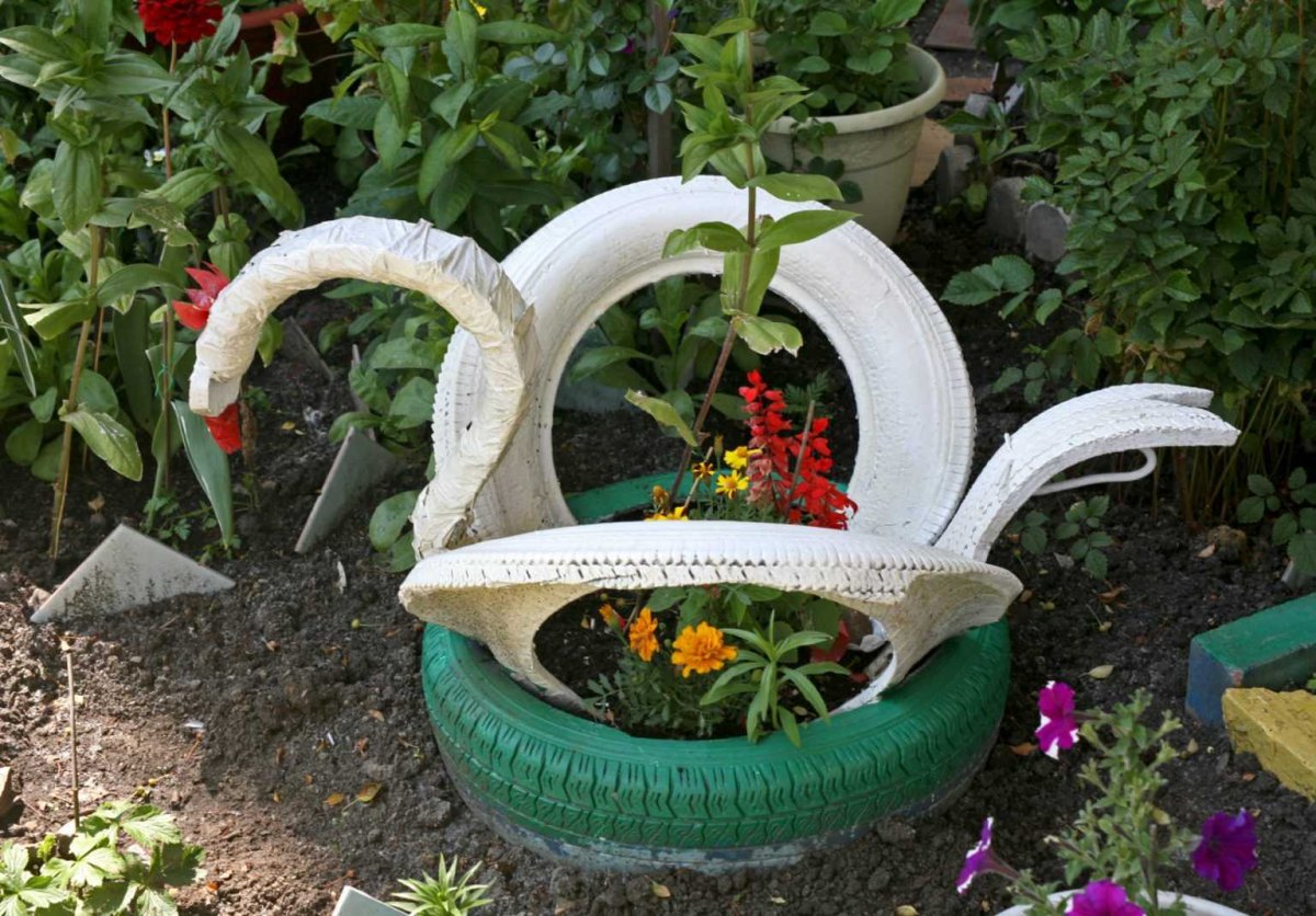 Клумба лебедь из покрышки