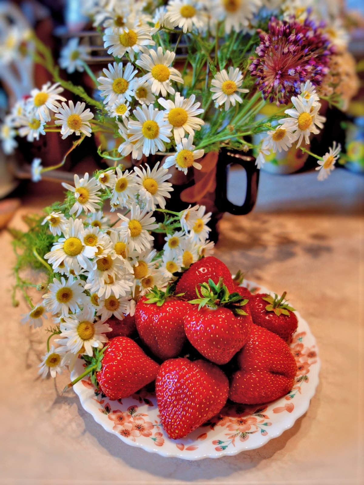 Клубника и ромашки