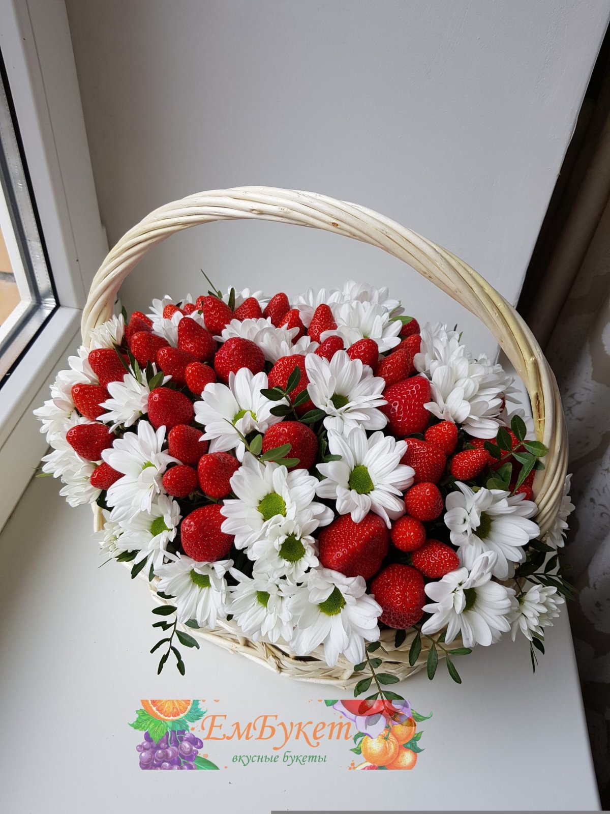 Клубника с хризантемами