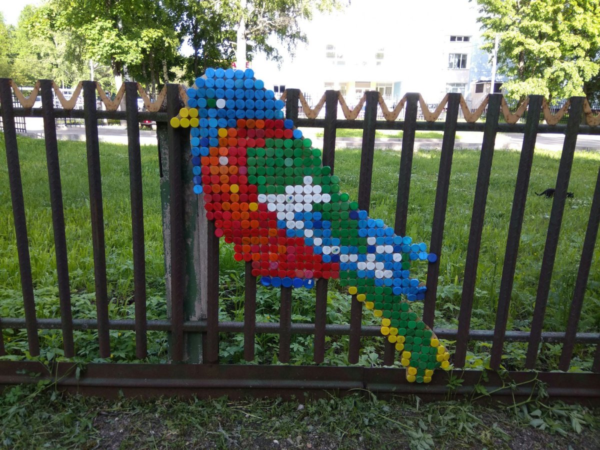 Панно из пластиковых пробок для дачи