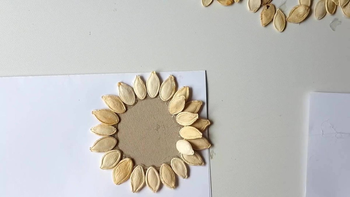 Фоторамка из тыквенных семечек