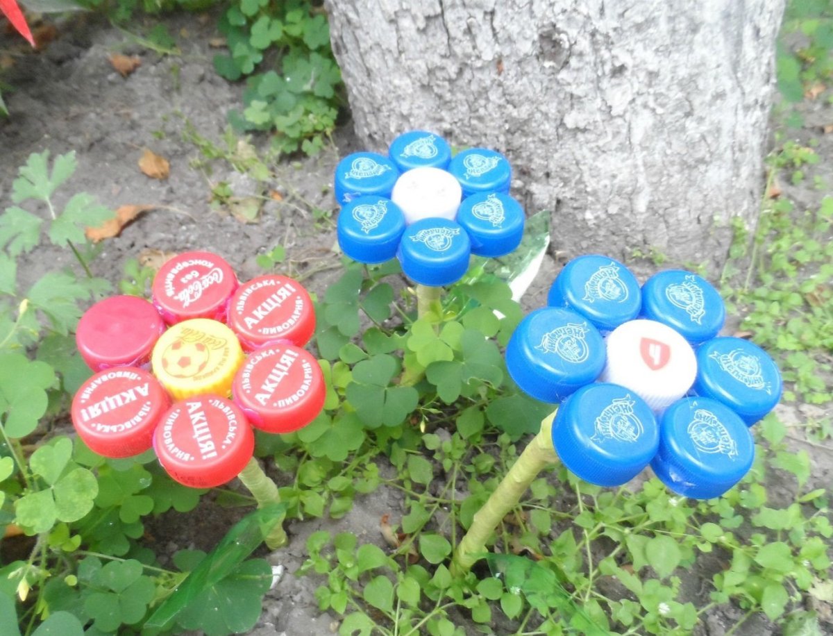 Клумба из крышек