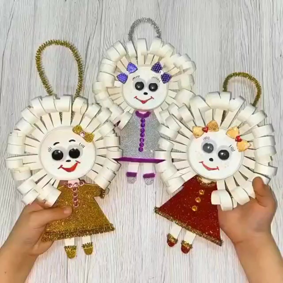 Елочная игрушка из одноразовой посуды