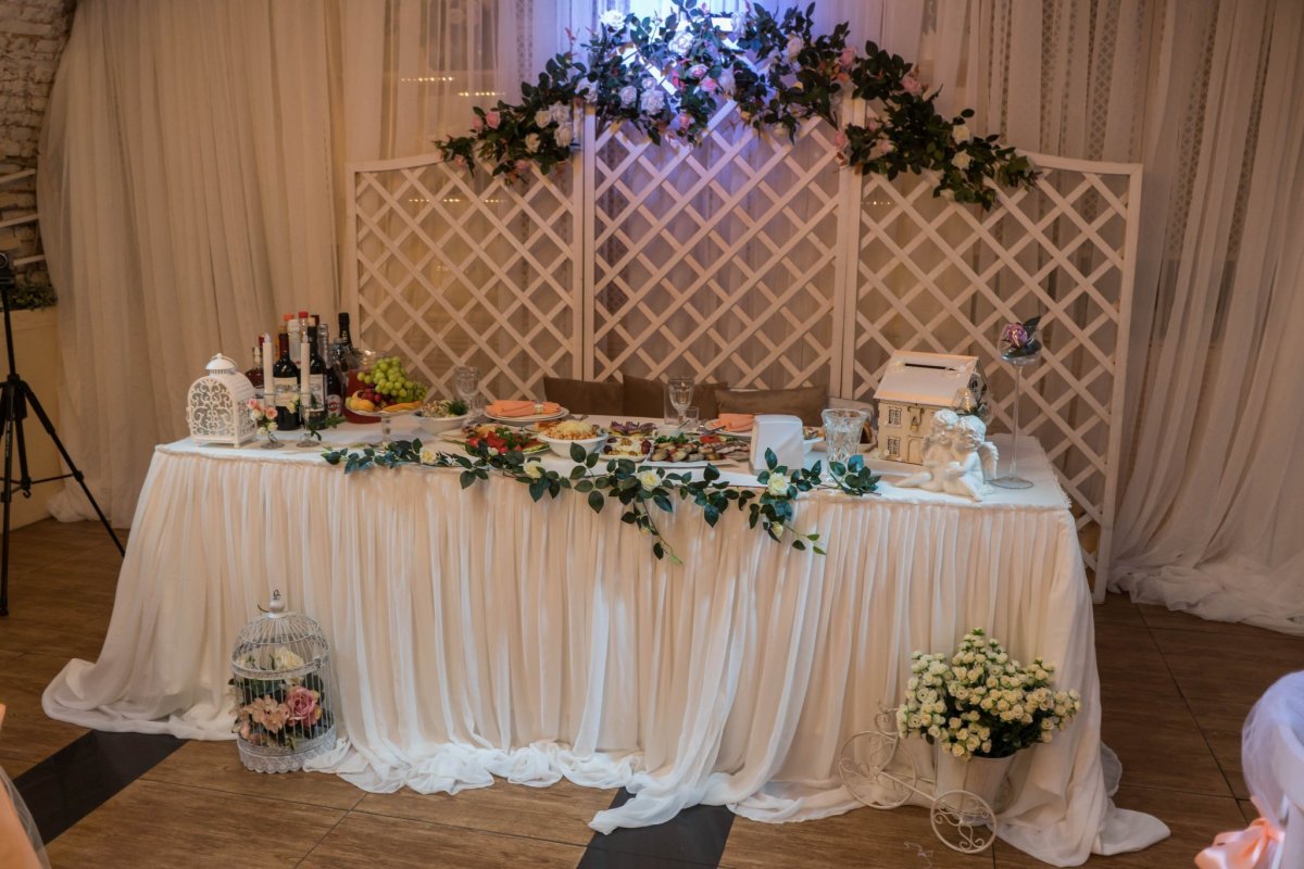 Дизайн свадебного стола жениха и невесты