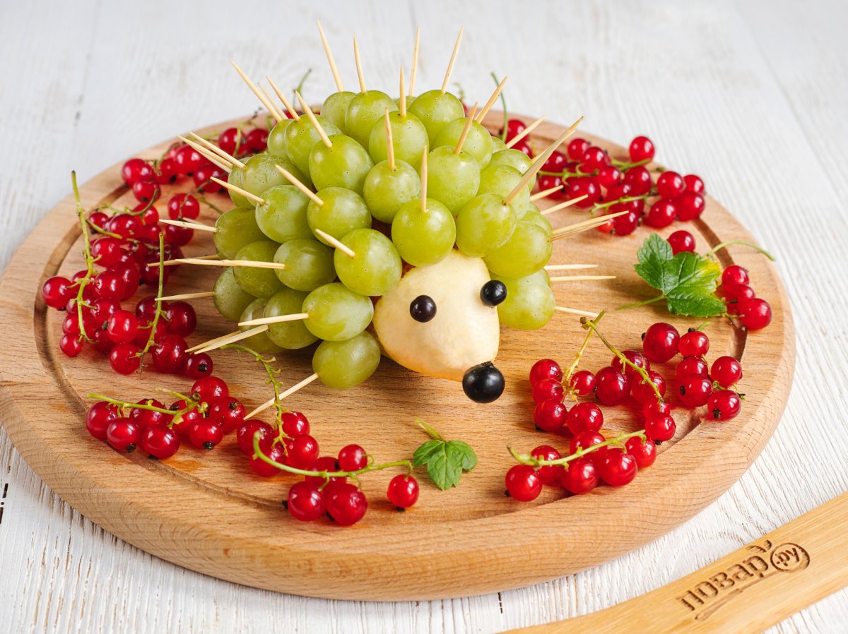 Ежик из фруктов