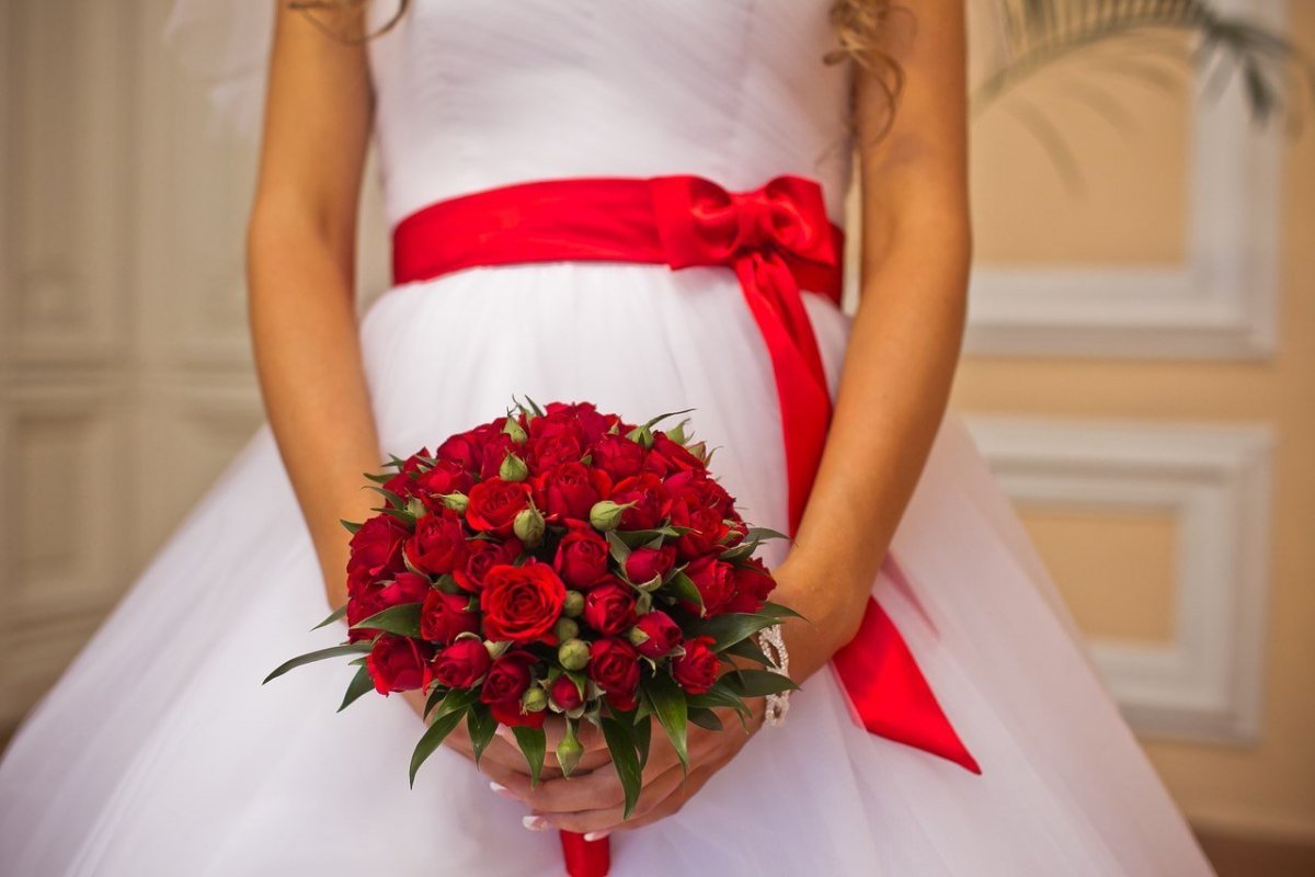 Свадебный букет с красной лентой