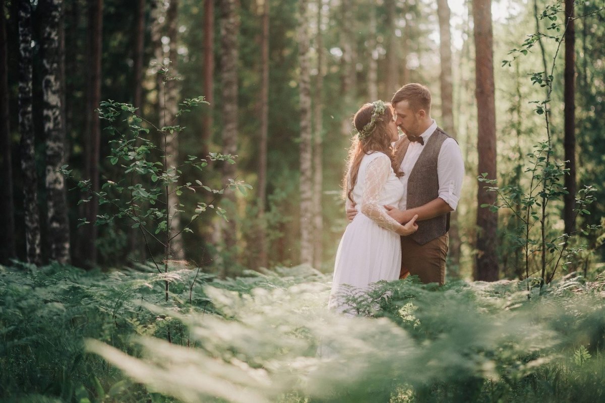 Свадебная фотосессия в лесу летом