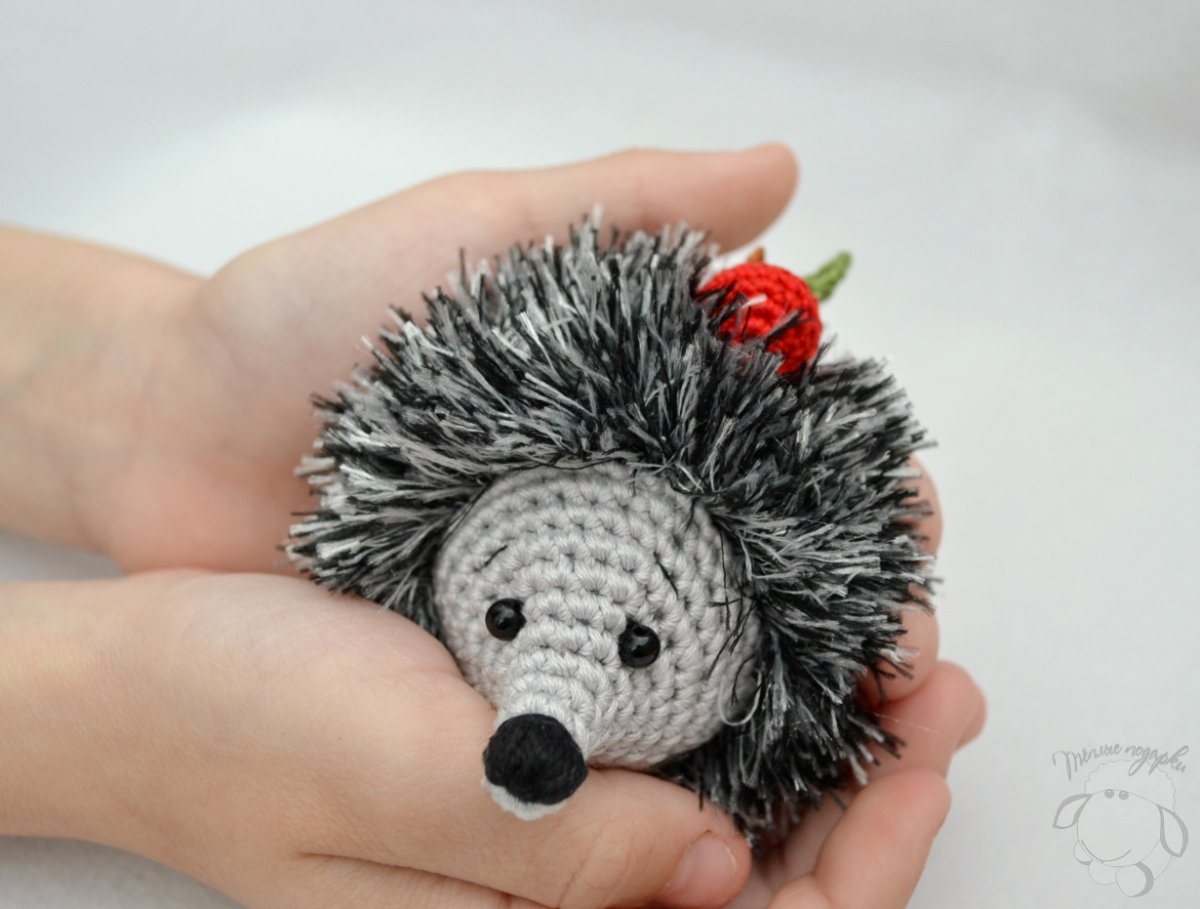 Игрушки из пряжи Ежик