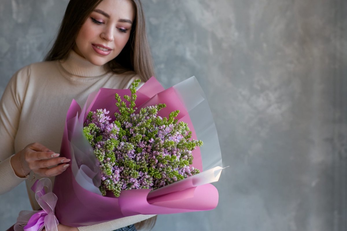 Букет сирени в руках