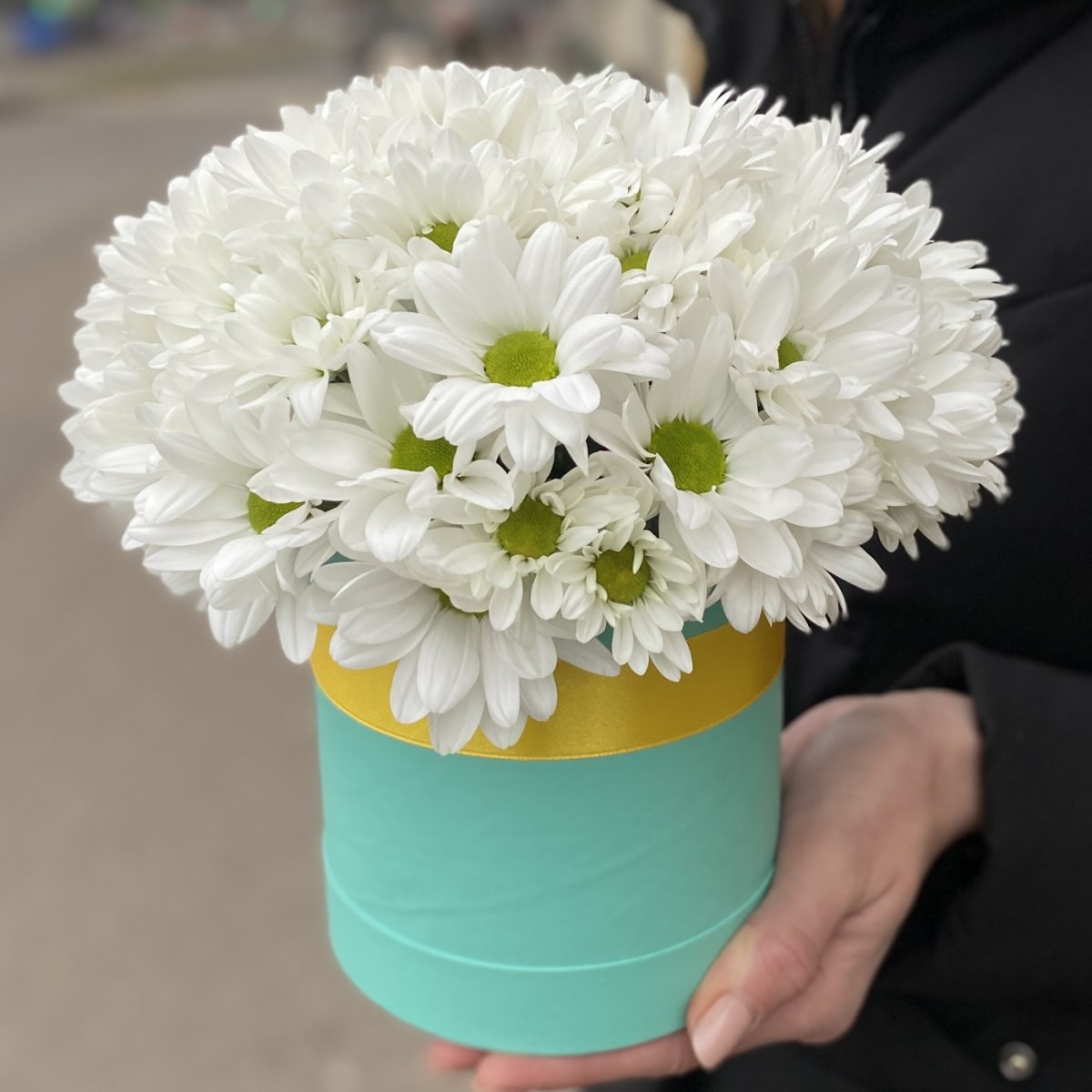 Белые хризантемы в коробке