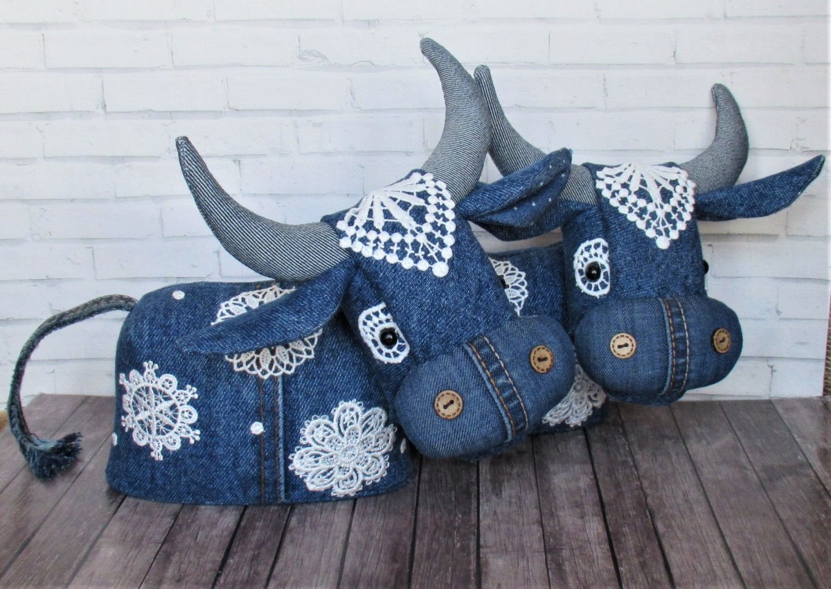 Корова из джинсовой ткани