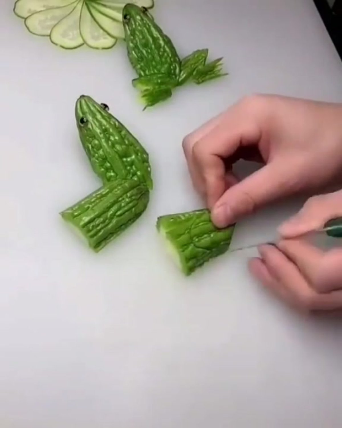 Лягушка из огурца