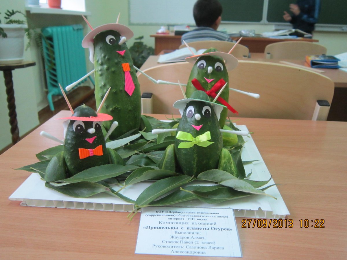 Человечек из огурца поделка