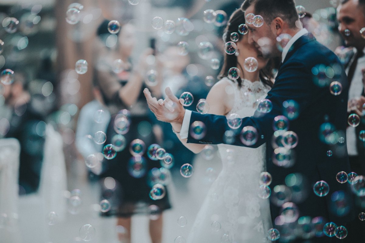 Свадебный танец с мыльными пузырями