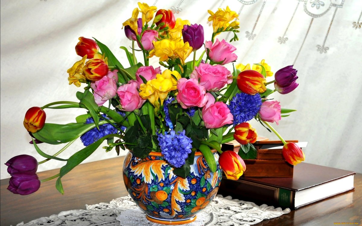Букет ярких цветов в вазе