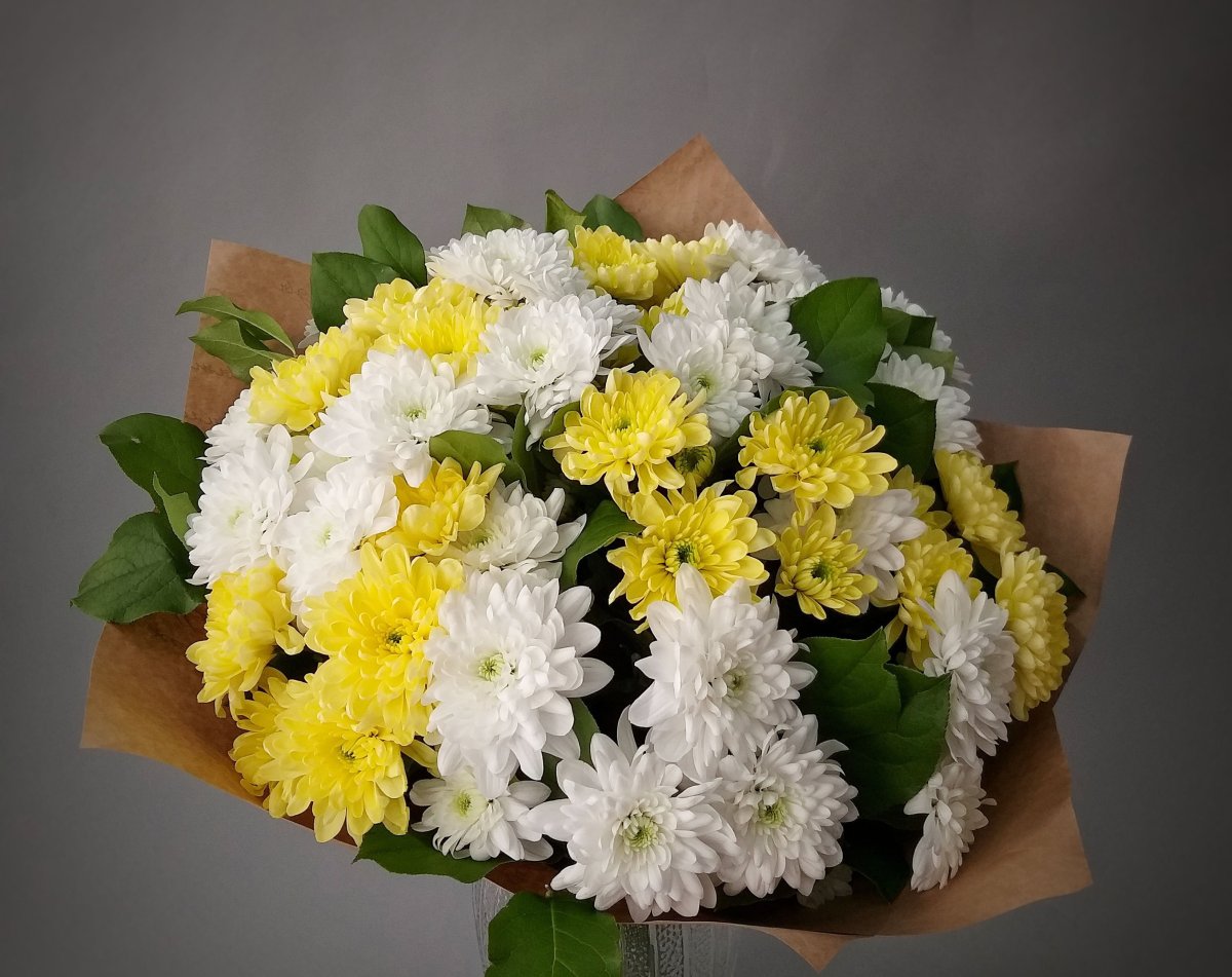 Красивый букет цветов из хризантем