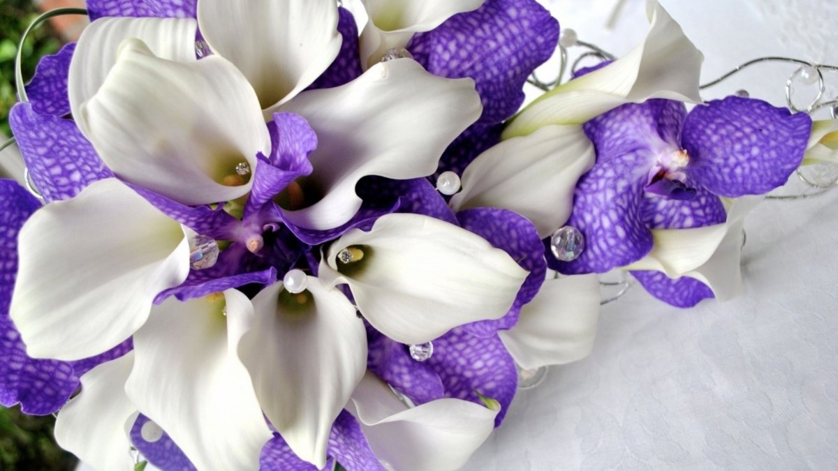 Фиолетовые орхидеи букет