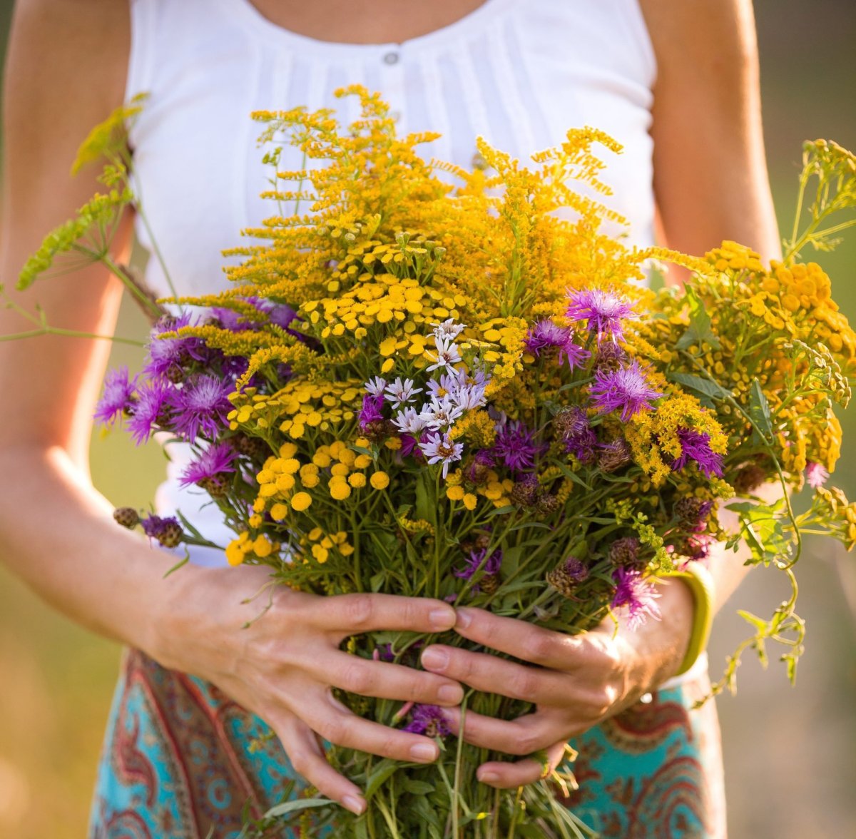 Букет полевых цветов в руке