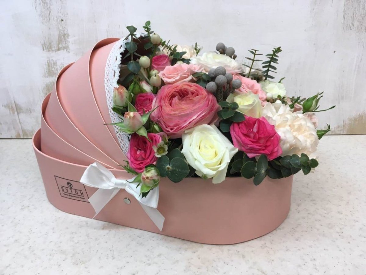 Композиция из цветов в коробке коляске