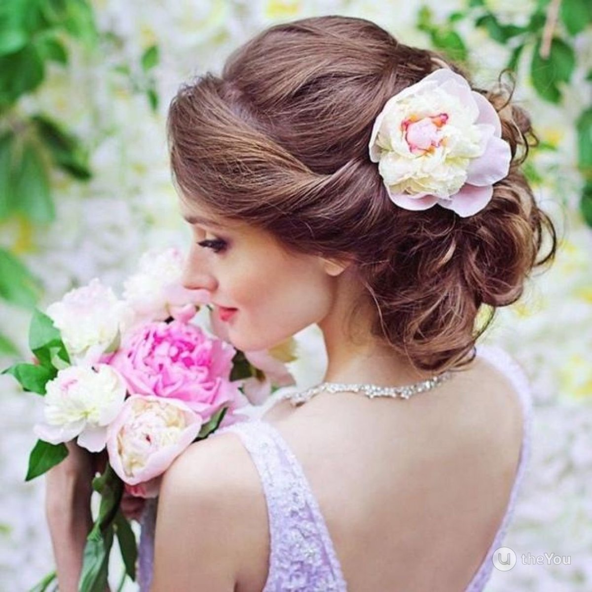 Прическа с цветами на свадьбу