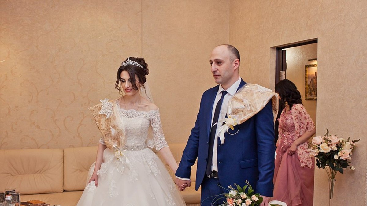 Лаваш на плечо в армянской свадьбе