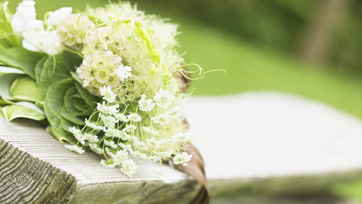 Свадебный букет белый с зеленью