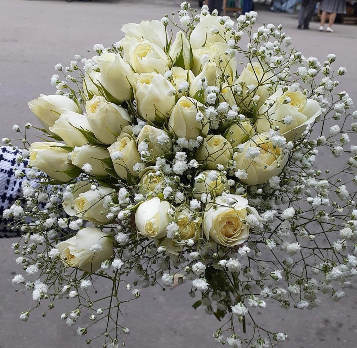 Букет белых роз и гипсофилы